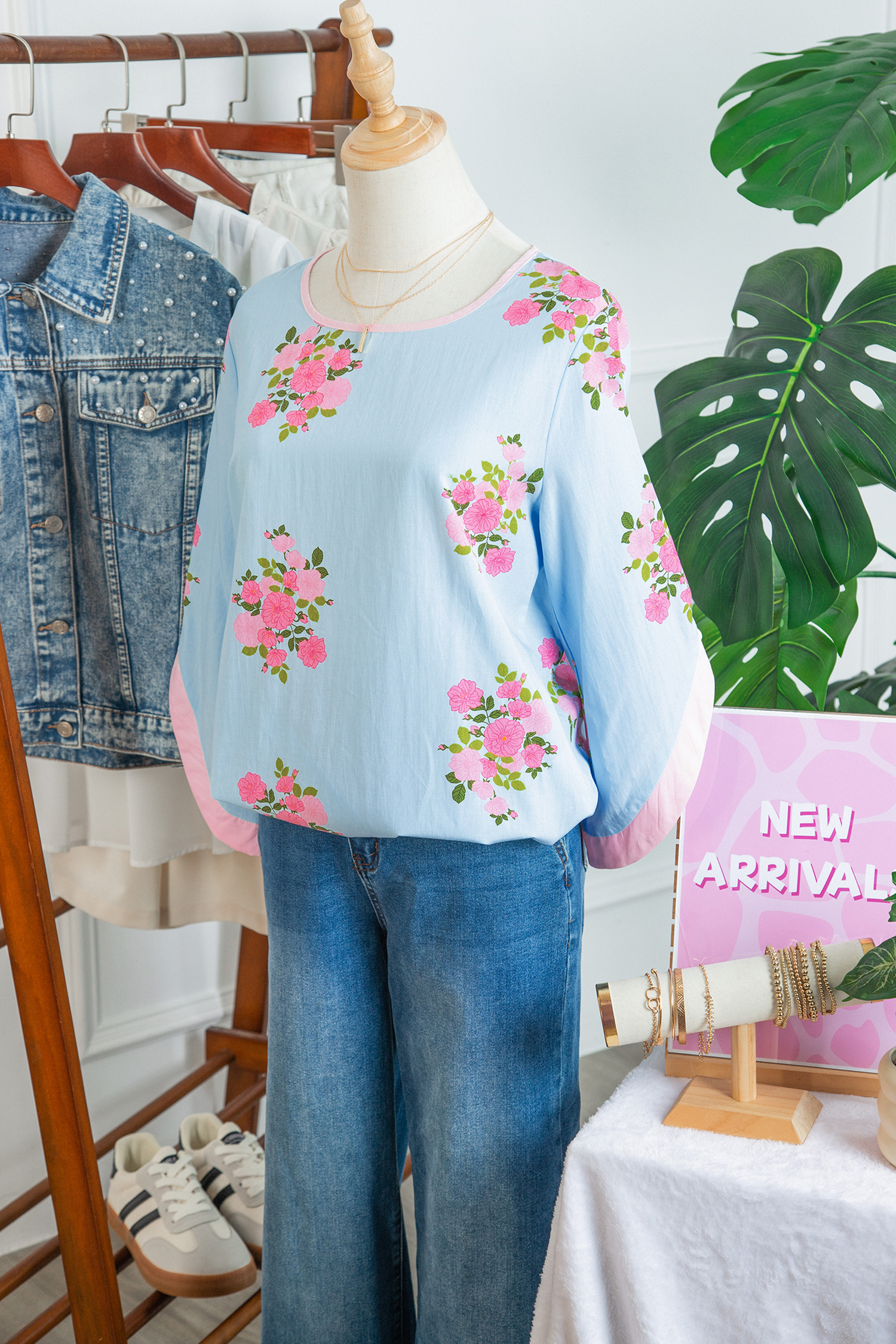 Sky Blue Floral Print Button Cuffed 3/4 Sleeve Round Neck Blouse - Image 17