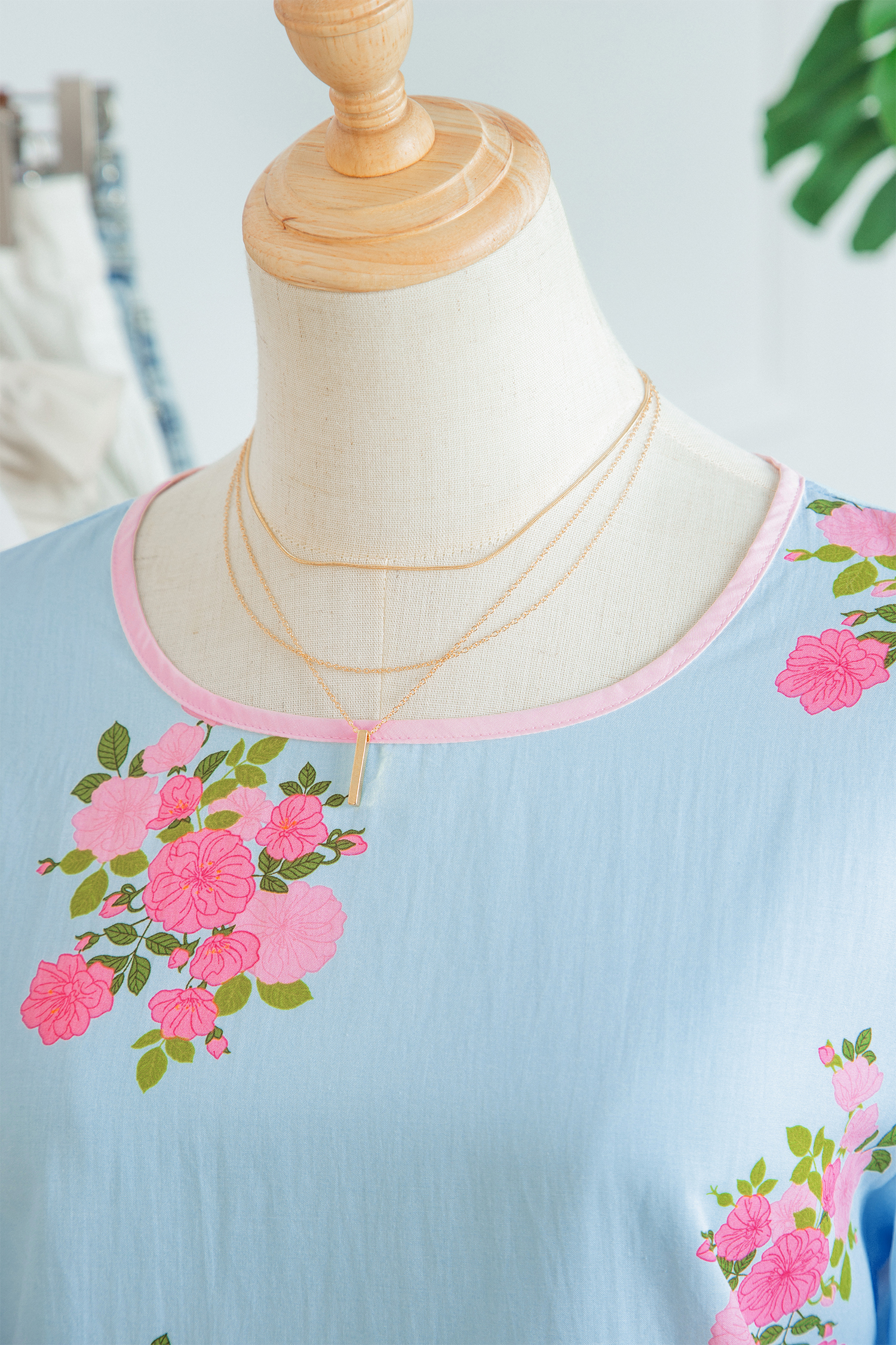 Sky Blue Floral Print Button Cuffed 3/4 Sleeve Round Neck Blouse - Image 18