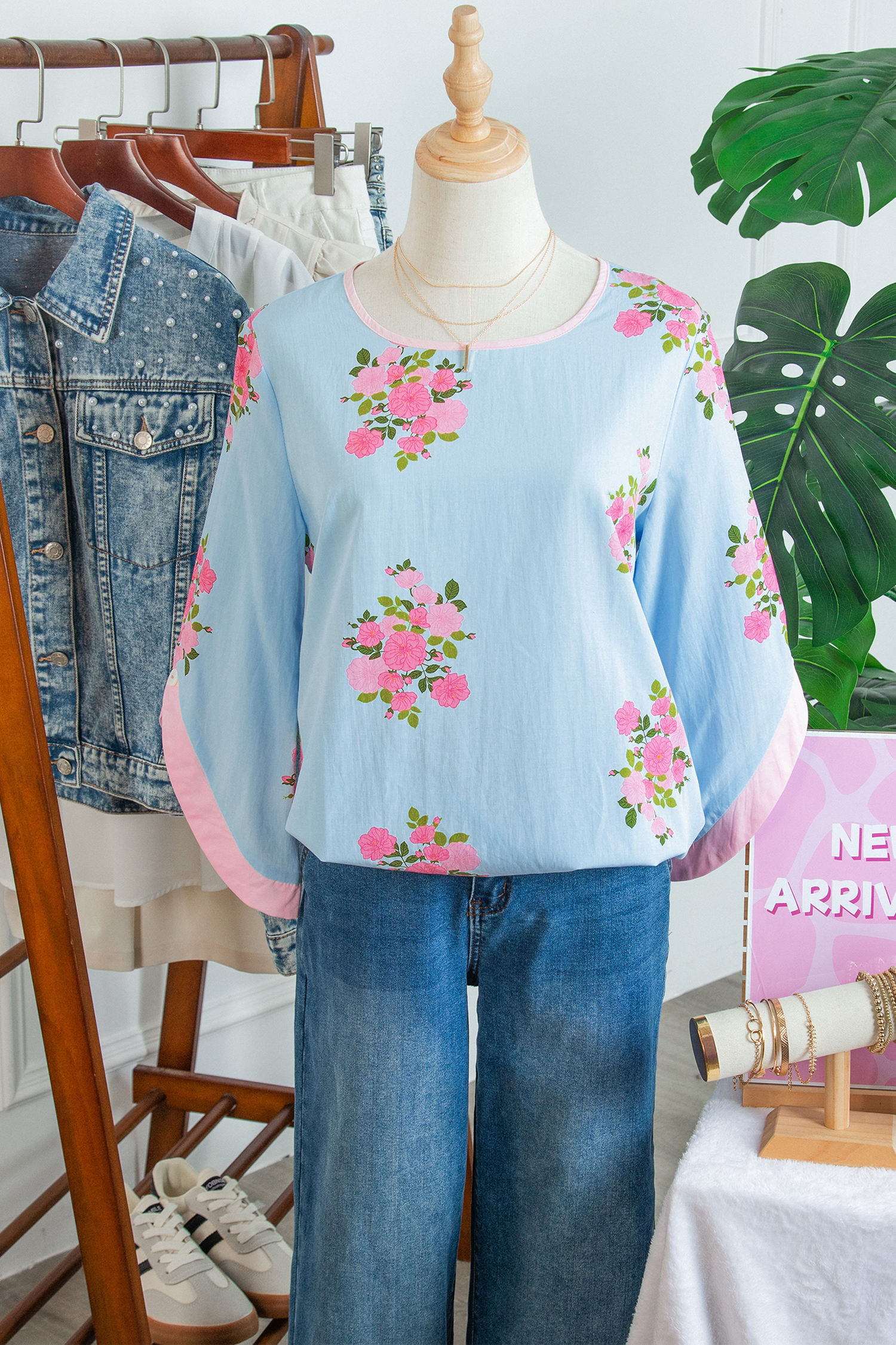 Sky Blue Floral Print Button Cuffed 3/4 Sleeve Round Neck Blouse - Image 16